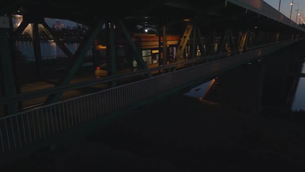 Stadstransport Två Spårvagnar Passerar Varandra Gdanski Bridge Warszawa Natten — Stockvideo