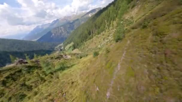 スイスのダボスでFpvドローンを飛んでいます 一人称視点アドベンチャースポーツ — ストック動画