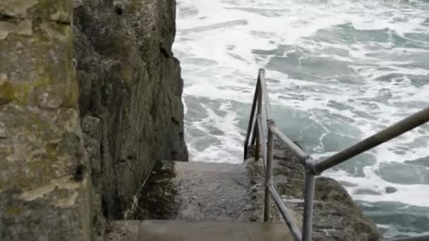 Tidal Waves Hit Concrete Staircase Newquay Harbour Cornwall Велика Британія — стокове відео