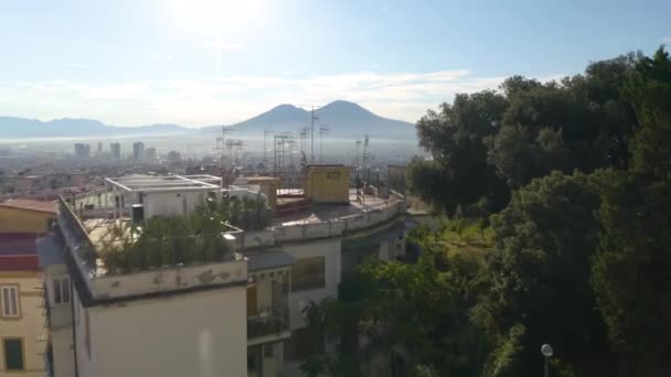 Drone Stiger Till Reveal Napoli Italien Soluppgång Mount Vesuvius Bakgrunden — Stockvideo