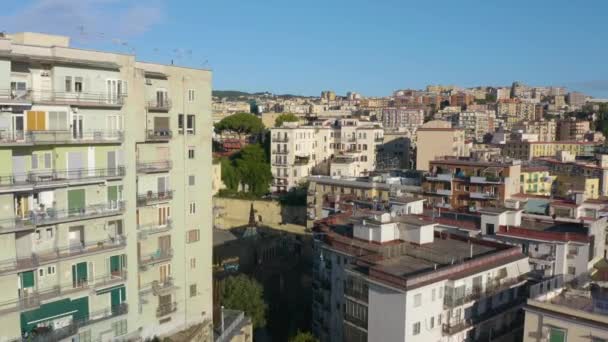 Drone Voa Perto Edifícios Apartamentos Coloridos Napoli Capital Italiana Campânia — Vídeo de Stock