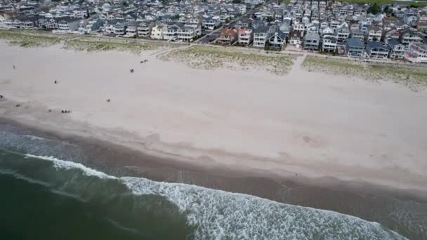 Drohnenschuss Fliegt Vom Ozean Den Strandhäusern Der Küste Von New — Stockvideo