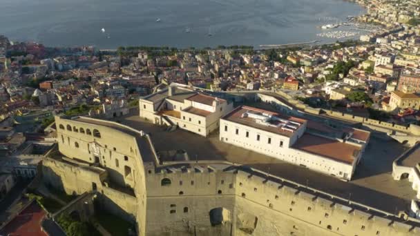 Drone Backwards Shot Castle Sant Elmo Nápoles Italia Pan Revelar — Vídeo de stock