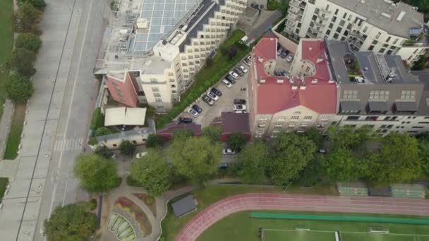 Letecká Střecha Starého Industrializovaného Činžovního Domu Parkovacími Vozy Polském Krakově — Stock video