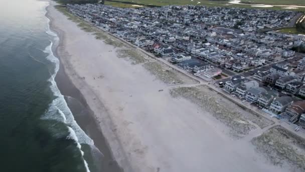 Flyover Drone Ocean City Mostrando Praia Bairro — Vídeo de Stock