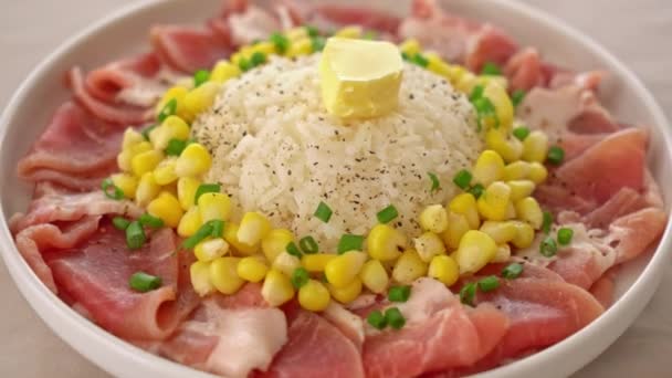 生猪肉片 用米和玉米放在白盘上 准备烹调 — 图库视频影像