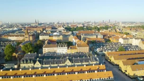 Drone Crescente Girato Rivela Copenhagen Skyline Guglie Con Nyboder Fila — Video Stock