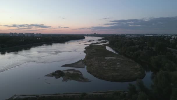 Strzał Drona Szerokie Koryto Rzeki Wisły Oddali Panorama Domów Mieszkalnych — Wideo stockowe