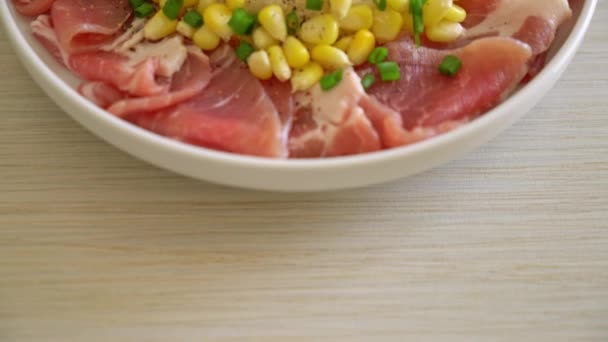 Carne Maiale Fresca Cruda Tagliata Fette Con Riso Mais Piatto — Video Stock