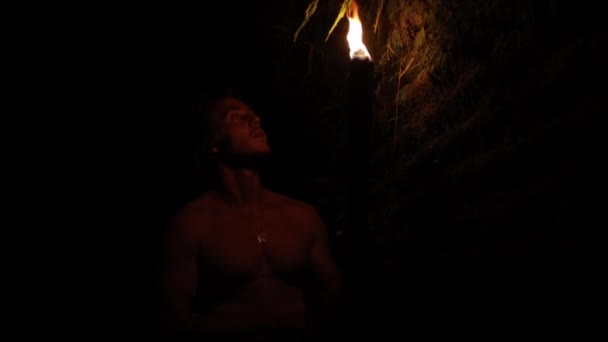 Statečný Muž Držící Hořící Pochodeň Kráčející Sám Temné Jeskyni — Stock video