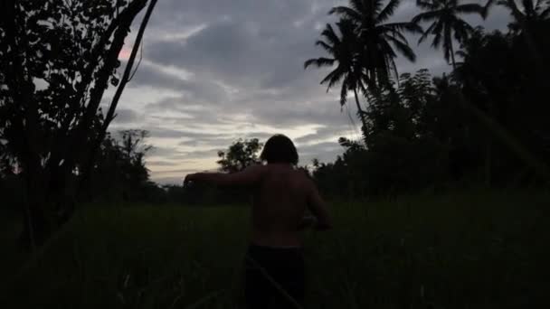 Man Verloren Jungle Lopen Door Hoog Gras Het Donker Zoek — Stockvideo