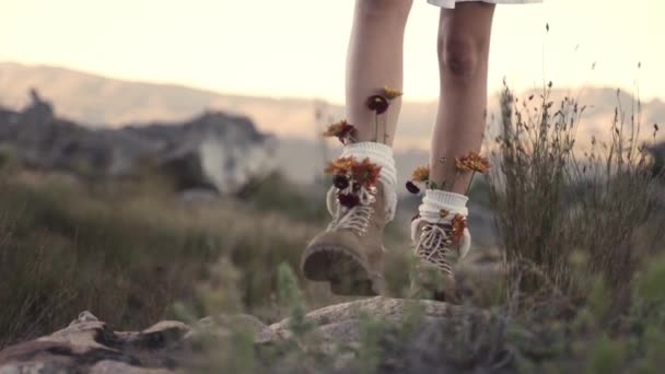 Wanita Mendaki Dengan Sepatu Bot Artifisial Dihiasi Dengan Bunga — Stok Video