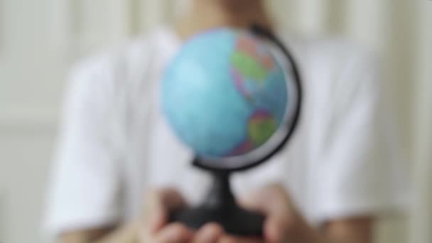 Homem Está Segurando Pequeno Globo Mundial Fazendo Movimento Fechamento Com — Vídeo de Stock