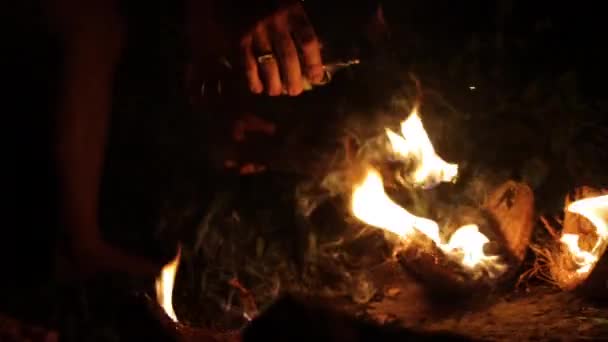 暗い夜にジャングルの中で地面に炎を燃焼から木製のトーチを発射します スローモーション — ストック動画