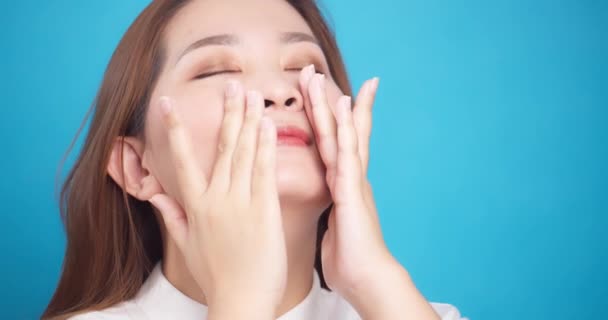 Close Jolie Femme Asiatique Parfaite Frottant Doucement Visage Avec Crème — Video