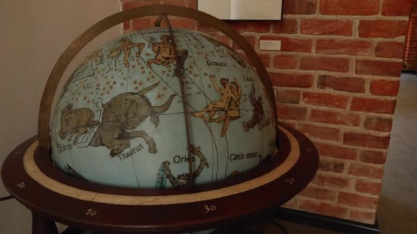 占星術とヴィンテージグローブ ポーランドのフロムボークにあるニコラウス コペルニクス博物館で星座 終わりだ — ストック動画