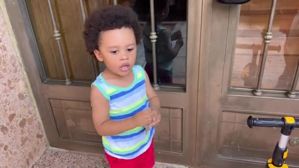 Adorable Niño Africano Europeo Dos Años Imitando Madre Intenta Abrir — Vídeo de stock
