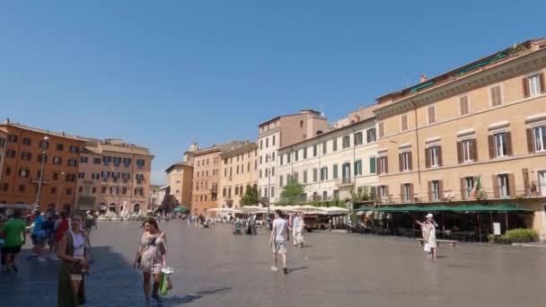 潘宁与游客一起在纳沃纳广场上空盘旋 探索着著名的广场 意大利 — 图库视频影像