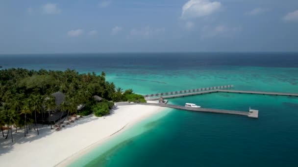 Tilbaketrekking Ferieøya Maldives Med Badebasseng Bygninger Vann – stockvideo