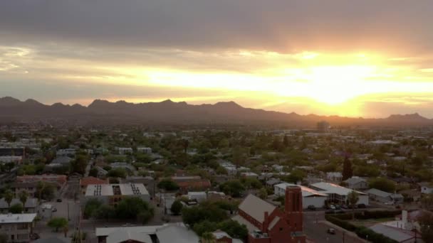 Κηφήνας Επιπλέει Πάνω Από Tucson Αριζόνα Στο Ηλιοβασίλεμα — Αρχείο Βίντεο
