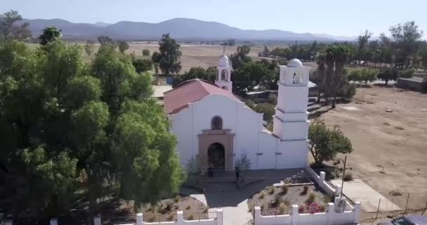 Drone Voando Torno Uma Entrada Igreja Durante Casamento — Vídeo de Stock