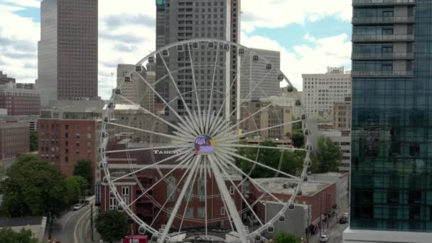 Drone Trekt Zich Terug Van Het Skyview Ferris Wheel Bij — Stockvideo
