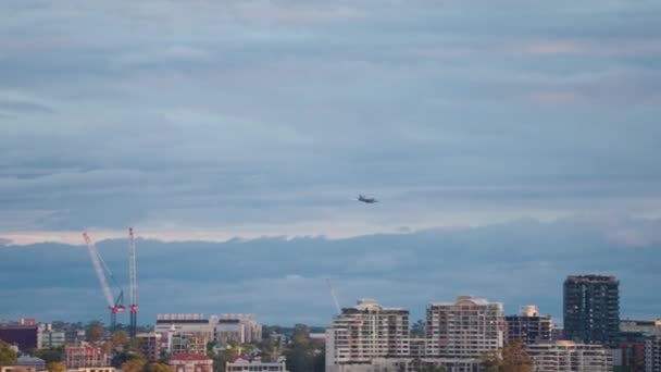 18F超级大黄蜂喷气式战斗机飞越布里斯班市的建筑物在澳大利亚的河火节期间 4K慢动作 — 图库视频影像