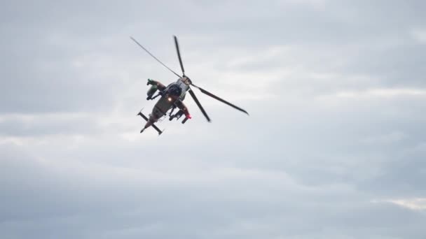 Arh Hubschrauber Der Luftwaffe Camo Fliegt Wolke Über Brisbane Riverfire — Stockvideo