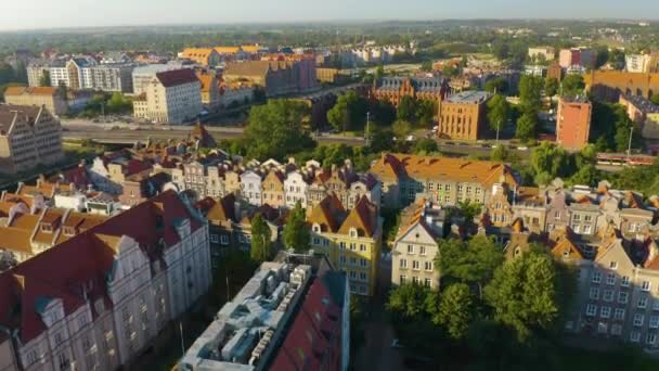 Drone Desciende Con Coloridas Casas Fondo Gdansk Día Soleado — Vídeos de Stock