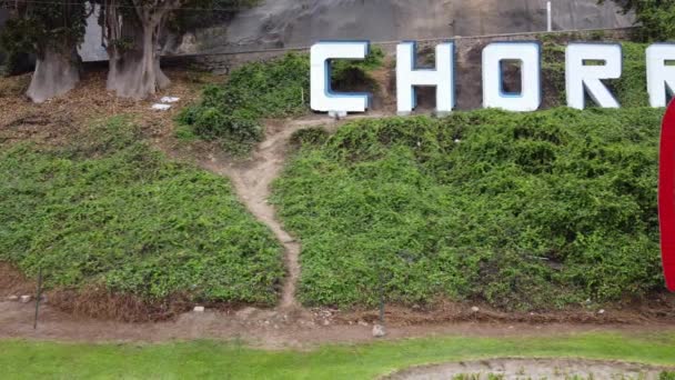 Drone Video Letrero Rojo Que Leía Perú Detrás Una Colina — Vídeo de stock