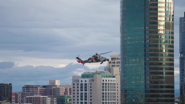 Arh Military Helicopter Waving Tower High Rise Building Brisbane Cbd — Stock video