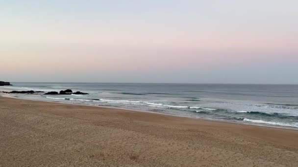 ポルトガルの大西洋の海のビーチで晴れた夏の日の早朝プライア ギンチョ 美しい海の景色 砂浜の空中風景 — ストック動画