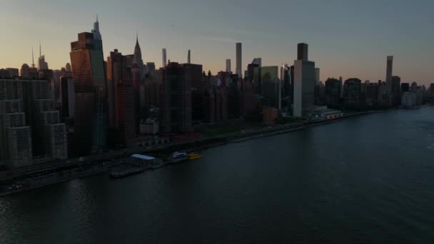 Een Luchtfoto Van Manhattan Vanaf East River Bij Zonsondergang Tijdens — Stockvideo