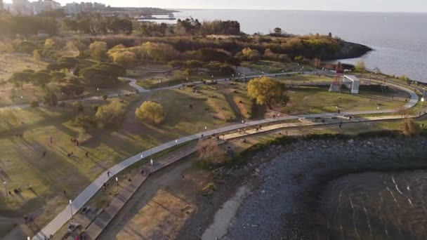 Letecký Pohled Rušný Pobřežní Park Vicente Lopez Při Západu Slunce — Stock video