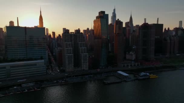 Eine Luftaufnahme Von Manhattan Über Dem East River New York — Stockvideo