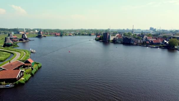 ザーンセ スカンス Zaanse Schans オランダ ザーンダムの町 アムステルダム北部の広い地域から保存のために移転した風車や木造住宅のコレクションで知られています — ストック動画