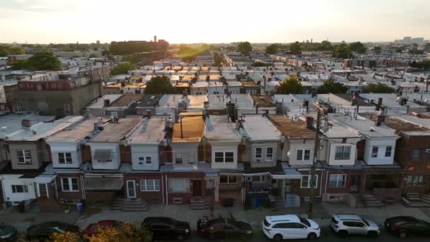 Ciudad Urbana Estados Unidos Camión Aéreo Disparado Casas Fila Rowhomes — Vídeo de stock