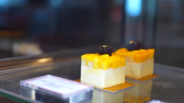 Pastel Frutas Mango Quesos Estante Una Panadería Irritable Esponjosa — Vídeos de Stock