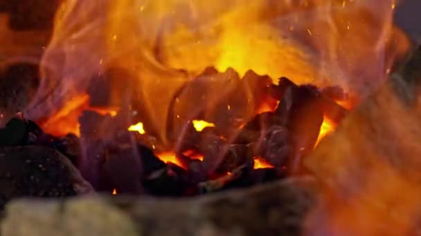鍛冶屋で焼かれた火を閉じる — ストック動画