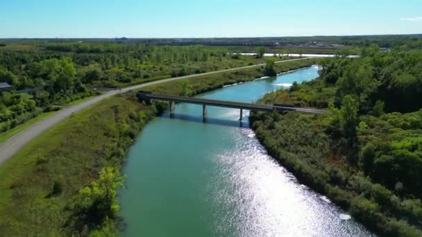 Tren Vía Puente Sobre Río Aéreo Drone Cruzando Hermoso Bosque — Vídeos de Stock