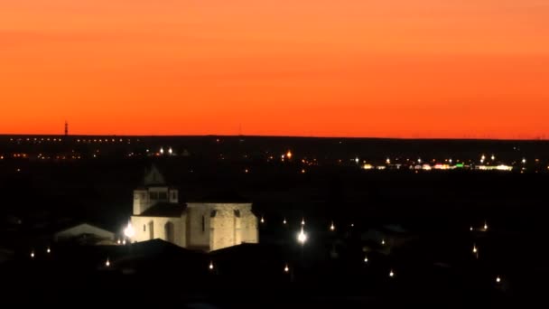Latarnia Powietrzna Krążąca Wokół Budynku Kościoła Apokaliptycznym Pomarańczowym Niebem Zachodu — Wideo stockowe