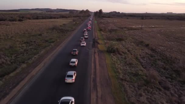 Drönarflygning Över Trafikstockning Lantlig Rutt Vid Solnedgången Uruguay Sydamerika — Stockvideo