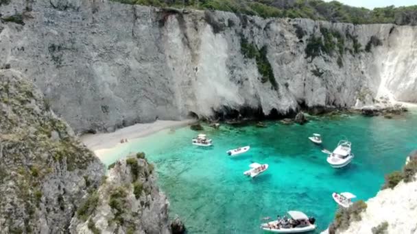 Kinematografický Rotující Snímek Pláže Ostrova Tremiti Itálii Několika Čluny Jachtou — Stock video