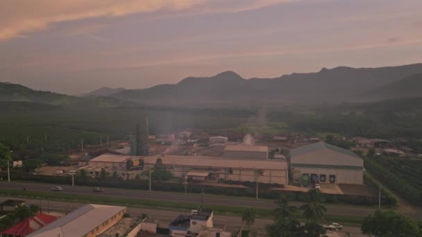 Vue Aérienne Circulation Autoroute Les Fumées Usine Levant Dans Ciel — Video