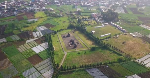 Orbit Drone Tiro Visitantes Vazios Complexo Templo Arjuna Dieng Plateau — Vídeo de Stock