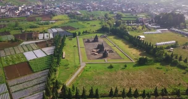 Bezienswaardigheid Drone Shot Van Helder Arjuna Tempel Complex Dieng Plateau — Stockvideo