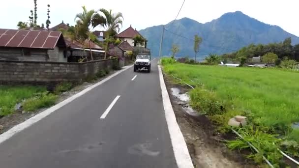 4Wd Jeep Guidare Una Strada Tortuosa Attraverso Edifici Risaie Bali — Video Stock