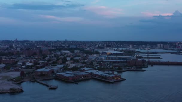 黄昏时分飞往纽约市布鲁克林红钩社区的空中航班 — 图库视频影像