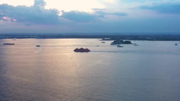 Langzame Antenne Volgt Staten Island Ferry Als Deze Door Haven — Stockvideo