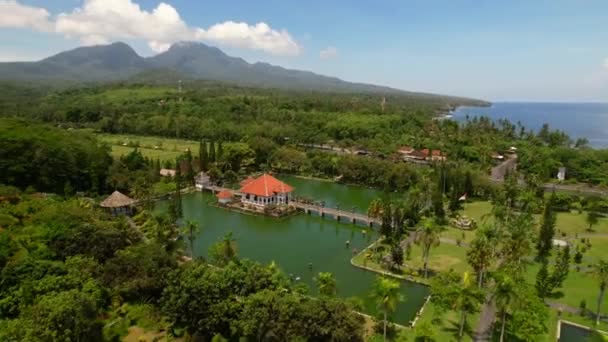Aérea Hermosos Jardines Taman Ujung Water Palace Bali Sobre Las — Vídeos de Stock
